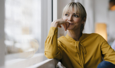 Laura, data scientist en quête de liberté financière, envisage un investissement locatif pour compenser une future baisse d’activité, en s’appuyant sur son épargne et un patrimoine immobilier déjà valorisé. ( crédit photo : Getty Images/Westend61 )