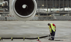 Un employé s'appretant à recharger un avion en kérosène. (illustration) ( AFP / JACK GUEZ )
