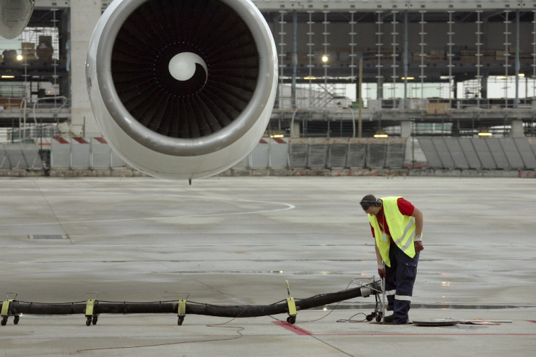 Un employé s'appretant à recharger un avion en kérosène. (illustration) ( AFP / JACK GUEZ )