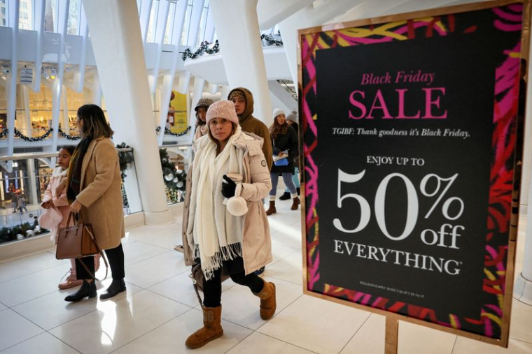 Des gens à New York font leurs achats pendant le Black Friday