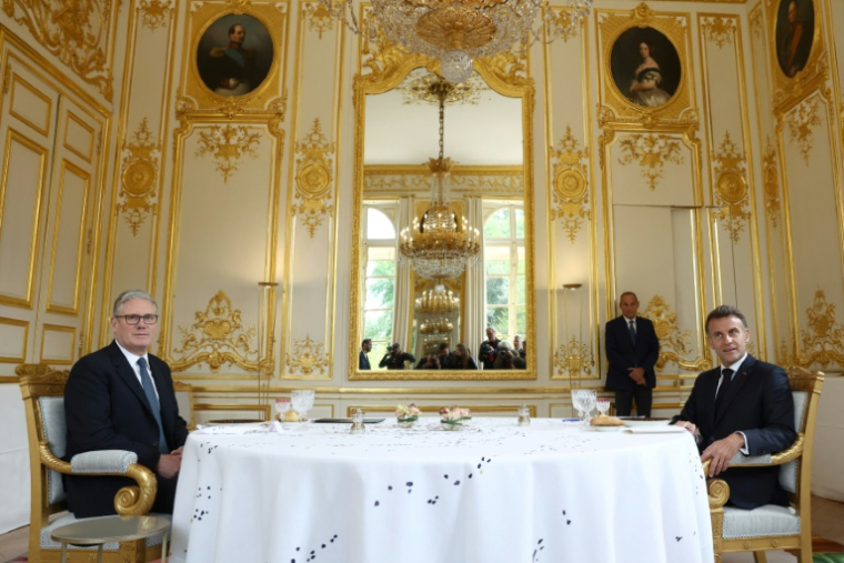 Le Premier ministre britannique Keir Starmer et le président français Emmanuel Macron le 17 avril 2026 au palais de l'Elysée à Paris ( POOL / Tom Nicholson )