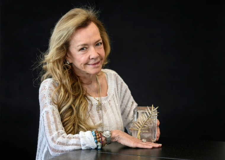 Caroline Scheufele, co-présidente de Chopard, pose avec une Palme d'or, que le joaillier est chargé de façonner pour le Festival de Cannes, le 21 avril 2026 à Meyrin, près de Genève  ( AFP / Fabrice COFFRINI )