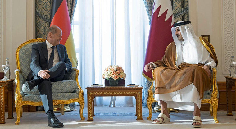 Le chancelier allemand Olaf Scholz a rencontré l'émir Tamim ben Hamad Al-Thani afin de renforcer le partenariat énergétique avec le Quatar. (© AFP)