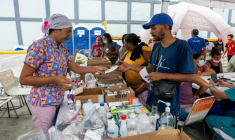 Des personnes rescapées des séismes au Venezuela reçoivent des soins dans un hôpital de campagne à la gare routière de Catia La Mar, le 3 juillet 2026 ( AFP / Miguel MEDINA )
