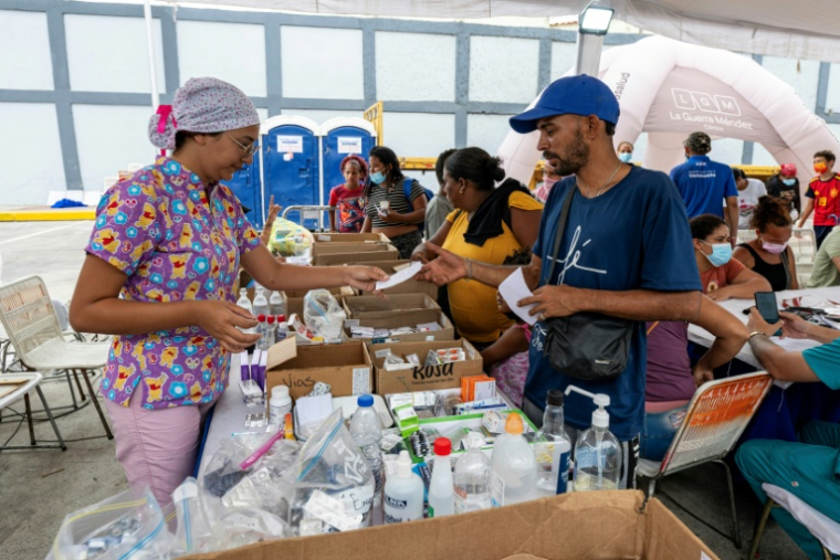 Des personnes rescapées des séismes au Venezuela reçoivent des soins dans un hôpital de campagne à la gare routière de Catia La Mar, le 3 juillet 2026 ( AFP / Miguel MEDINA )