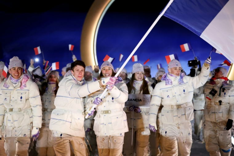 Clément Noel et Chloé Trespeuch, porte-drapeaux de la délégation française lors de la cérémonie d'ouverture des JO-2026 le 6 février 2026 à Livigno ( POOL / Cameron Spencer )
