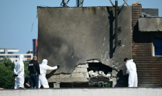 Des policiers et enquêteurs sur le lieu d'impact après qu'un drone russe a percuté un immeuble d'habitation à Galati, le 29 mai 2026 dans l'est de la Roumanie ( AFP / Daniel MIHAILESCU )