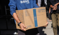 Un Palestinien porte un colis alimentaire fourni par le Programme alimentaire mondial le 27 octobre 2025 dans le centre de la bande de Gaza ( AFP / BASHAR TALEB )