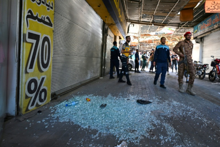 Les forces de sécurité syriennes sont rassemblées sur les lieux d'une explosion survenue dans un café de la capitale, Damas, le 2 juillet 2026 ( AFP / LOUAI BESHARA  )