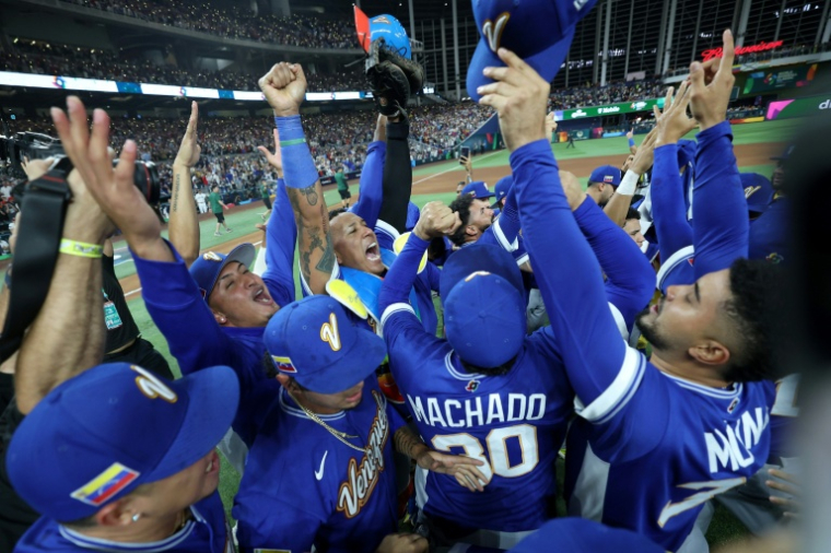 Des membres de l'équipe du Venezuela célèbre leur victoire face aux Etats-Unis à la Classique mondiale de baseball, le 17 mars à Miami ( GETTY IMAGES NORTH AMERICA / AL BELLO )