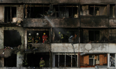 Des secouristes inspectent les dégâts dans un immeuble à Kiev touché par la pluie de drones et missiles lancés par la Russie, le 25 novembre 2025 ( AFP / OLEKSII FILIPPOV )