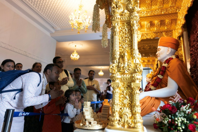 Des fidèles hindous offrent des prières après la cérémonie de consécration du temple hindou BAPS (Bochasanwasi Akshar Purushottam Swaminarayan Sanstha) à Bussy-Saint-Georges, le 6 septembre 2026 en Seine-et-Marne ( AFP / Kenzo TRIBOUILLARD )