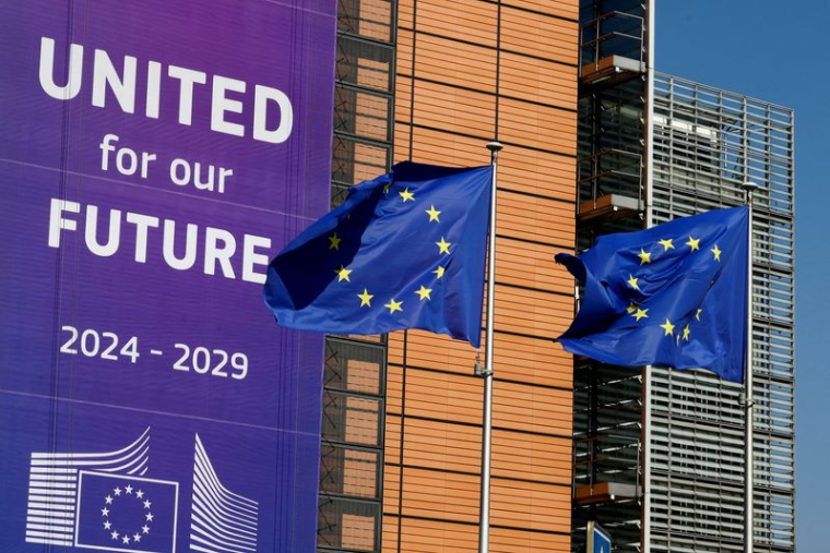 Des drapeaux de l'Union Européenne flottent devant le siège de la Commission européenne à Bruxelles