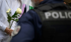 Une élève apporte des fleurs à Nantes, le 25 avril 2025, au lendemain d'une attaque au couteau dans un établissement scolaire qui a fait un mort et trois blessés ( AFP / Loic VENANCE )