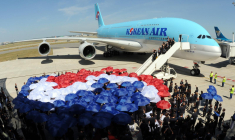 La compagnie aérienne sud-coréenne Korean Air a annoncé le 12 décembre 2024 avoir acquis une participation majoritaire dans sa concurrente et compatriote Asiana Airlines pour l'équivalent de 1,05 milliard de dollars ( AFP / PASCAL PAVANI )