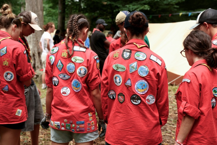 Des scouts prennent part au rassemblement "Clameurs" à Jambville, le 24 juillet 2025 ( AFP / ALAIN JOCARD )