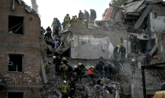 Des secouristes recherchent des survivants dans les décombres d'un immeuble résidentiel après une frappe aérienne russe à Prylouky, le 7 octobre 2026 dans le nord de l'Ukraine ( AFP / Genya SAVILOV )