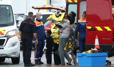 Des rescapés revêtent  des couvertures de survie  à la suite du naufrage de leur canot transportant des migrants qui tentaient de traverser la Manche depuis la France vers le Royaume-Uni, à Calais, dans le nord de la France, le 28 septembre 2026 ( AFP / Sameer AL-DOUMY )