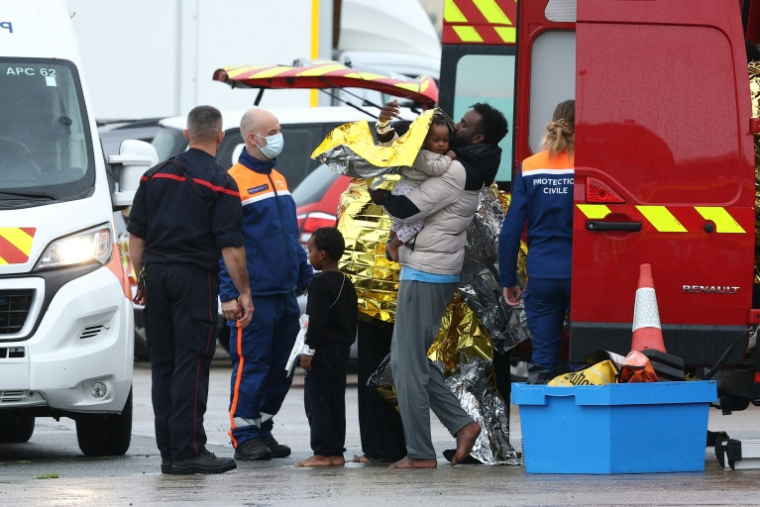Des rescapés revêtent  des couvertures de survie  à la suite du naufrage de leur canot transportant des migrants qui tentaient de traverser la Manche depuis la France vers le Royaume-Uni, à Calais, dans le nord de la France, le 28 septembre 2026 ( AFP / Sameer AL-DOUMY )
