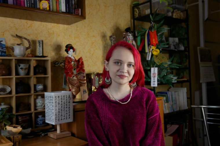 Vladislava Simonova pose dans son appartement de Poltava, le 19 avril 2026 ( AFP / Tetiana DZHAFAROVA )