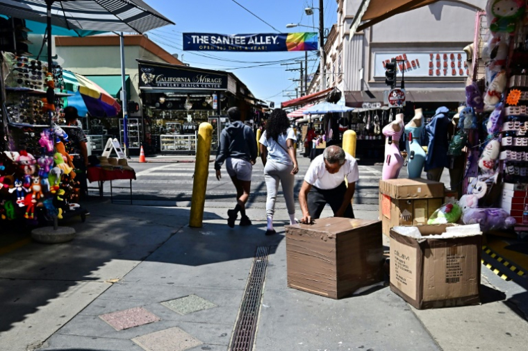 Des commerces du quartier Fashion district à Los Angeles, le 3 juillet 2025 en Californie ( AFP / Frederic J. BROWN )