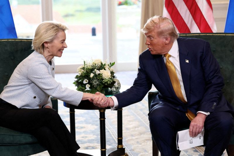Donald Trump serre la main d'Ursula von der Leyen, après l'annonce d'un accord commercial entre les États-Unis et l'Union Européenne, à Turnberry