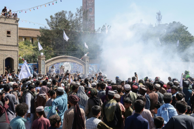 Des Afghans regardent des cascadeurs lors des célébrations du cinquième anniversaire du retour des talibans au pouvoir à Kaboul, le 15 août 2026 ( AFP / Mohsen KARIMI )