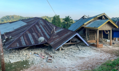 Des maisons endommagées sont visibles dans l'est de l'Indonésie, à la suite d'un séisme de magnitude 7,7 à Ruteng, dans le district de Manggarai, le 15 août 2026. ( AFP / SELO )