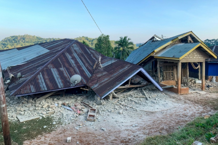 Des maisons endommagées sont visibles dans l'est de l'Indonésie, à la suite d'un séisme de magnitude 7,7 à Ruteng, dans le district de Manggarai, le 15 août 2026. ( AFP / SELO )