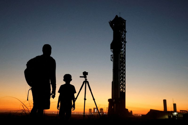 Starship de SpaceX, monté sur sa puissante fusée Super Heavy, est prêt pour le lancement