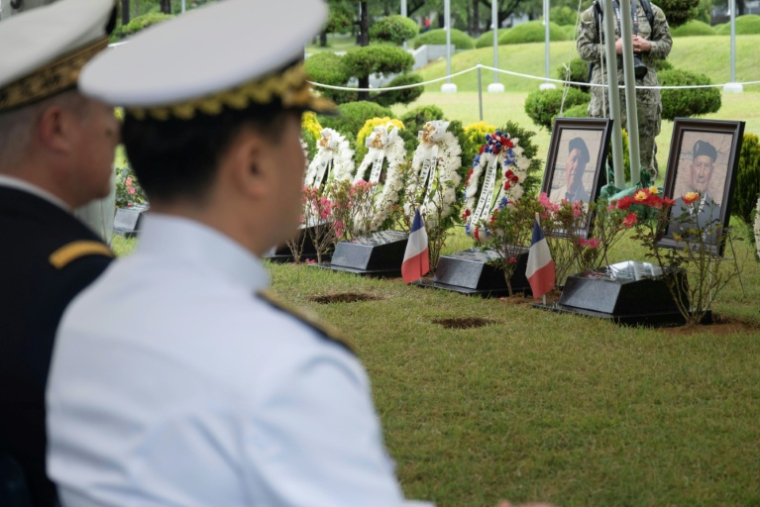 Burial ceremony for the ashes of Frenchmen André Datcharry and Jacques Grisolet, two veterans of the Korean War, at the United Nations Memorial Cemetery in Busan, May 27, 2026 in South Korea (AFP / Roland DE COURSON)