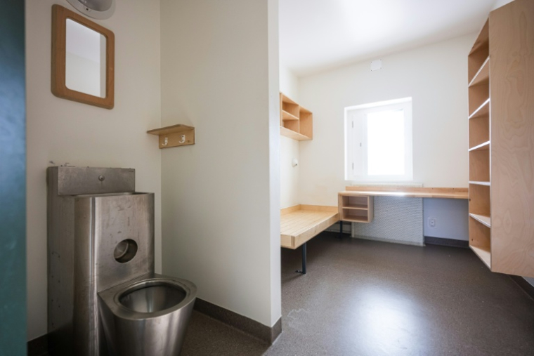 Une cellule de la prison de Rosersberg, au nord de Stockholm, le 4 mars 2026 en Suède ( AFP / Jonathan NACKSTRAND )