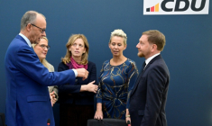 Le chancelier allemand Friedrich Merz discute avec des membres de son parti, la CDU, le 20 octobre 2025 à Berlin ( AFP / John MACDOUGALL )