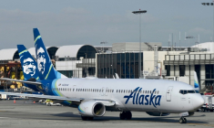 Un avion de la compagnie aérienne américaine Alaska Airlines sur le tarmac de l'aéroport international de Los Angeles, le 11 janvier 2023 en Californie ( AFP / Daniel SLIM )