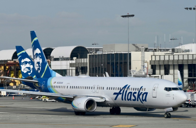 Un avion de la compagnie aérienne américaine Alaska Airlines sur le tarmac de l'aéroport international de Los Angeles, le 11 janvier 2023 en Californie ( AFP / Daniel SLIM )