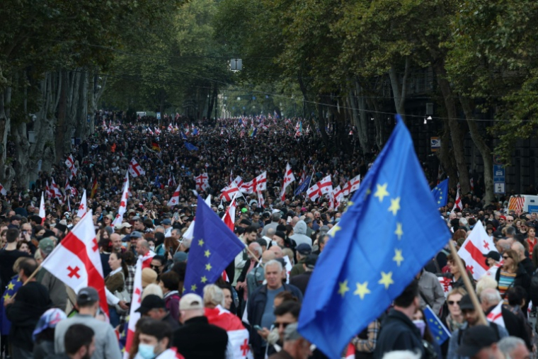 Manifestation contre le pouvoir à Tbilissi, lors des élections locales, le 4 octobre 2025 en Géorgie ( AFP / Giorgi ARJEVANIDZE )