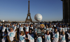 Une manifestation contre l'euthanasie à Paris, le 4 avril 2023. ( AFP / GEOFFROY VAN DER HASSELT )