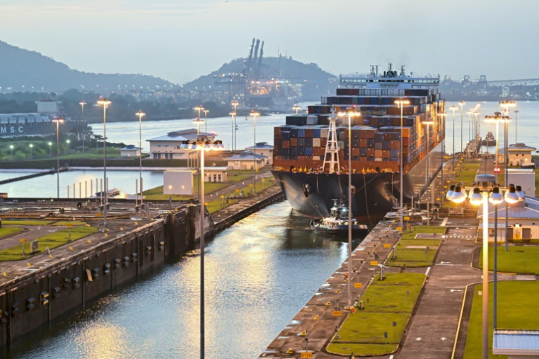 Un cargo traverse les écluses Cocoli du canal de Panama, le 21 février 2025 ( AFP / MARTIN BERNETTI )
