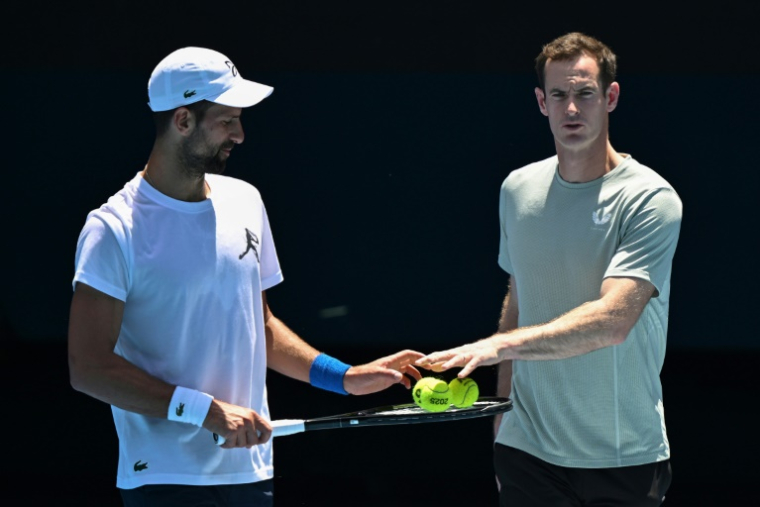 Le Serbe Novak Djokovic (G) avec son entraîneur Andy Murray lors du dernier Open d'Australie, le 11 janvier 2025 à Melbourne ( AFP / WILLIAM WEST )