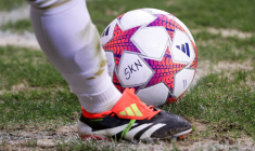 En district, un attaquant tombe dans un trou en plein match