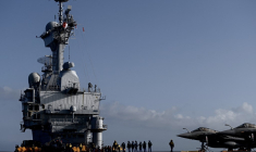 Des avions de combat Rafale sur porte-avions Charles de Gaulle en mer, au large d'Hyères, le 23 janvier 2020.  ( POOL / PHILIPPE LOPEZ )