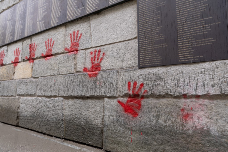 En mai 2024, des mains rouges (symbole pouvant être rapproché avec le lynchage de soldats israéliens en Cisjordanie en 2000) avaient été peintes sur le mur des Justes de la Shoah, à Paris ( AFP / ANTONIN UTZ )