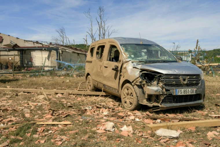 Une voiture endommagée après une tornade à Pomas, le 25 août 2026 dans l'Aude ( AFP / Idriss Bigou-Gilles )