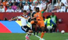 L'Allemand Joshua Kimmich (à gauche) et l'Ivoirien Yan Diomandé à la lutte en début du choc du groupe E entre la Mannschaft et les Ivoiriens le 20 juin 2026 à Toronto ( AFP / Cole Burston )
