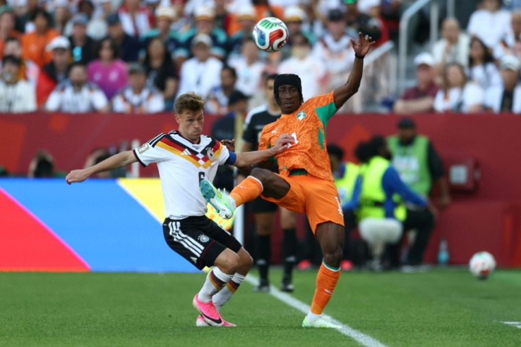L'Allemand Joshua Kimmich (à gauche) et l'Ivoirien Yan Diomandé à la lutte en début du choc du groupe E entre la Mannschaft et les Ivoiriens le 20 juin 2026 à Toronto ( AFP / Cole Burston )