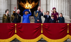 La famille royale salue depuis le balcon de Buckingham palace le 5 mai à Londres, après un défilé militaire au premier jour des célébrations du 80e anniveresaire de la fin de la Deuxième Guerre mondiale : de G à D la princesse Anne, le roi Charles, la reine Camilla, le prince William, son fils George, son fils Louis, son épouse Catherine et leur fille Charlotte. ( AFP / HENRY NICHOLLS )