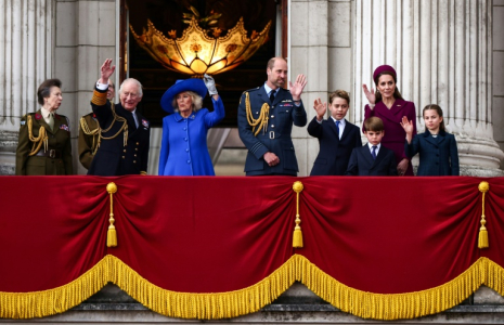 La famille royale salue depuis le balcon de Buckingham palace le 5 mai à Londres, après un défilé militaire au premier jour des célébrations du 80e anniveresaire de la fin de la Deuxième Guerre mondiale : de G à D la princesse Anne, le roi Charles, la reine Camilla, le prince William, son fils George, son fils Louis, son épouse Catherine et leur fille Charlotte. ( AFP / HENRY NICHOLLS )