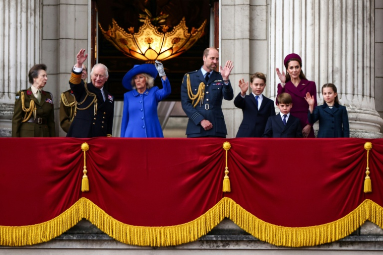 La famille royale salue depuis le balcon de Buckingham palace le 5 mai à Londres, après un défilé militaire au premier jour des célébrations du 80e anniveresaire de la fin de la Deuxième Guerre mondiale : de G à D la princesse Anne, le roi Charles, la reine Camilla, le prince William, son fils George, son fils Louis, son épouse Catherine et leur fille Charlotte. ( AFP / HENRY NICHOLLS )