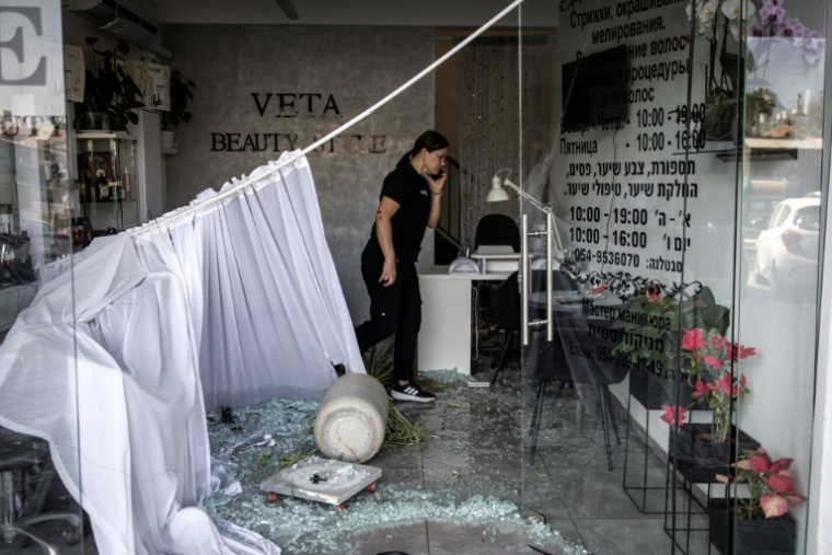Une commerçante dans son salon de beauté endommagé après des tirs de missiles iraniens dans la ville côtière de Bat Yam, au sud de Tel-Aviv, le 15 juin 2025 ( AFP / JOHN WESSELS )