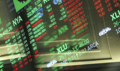 Un tableau passe en revue les valeurs de la Bourse à New York le 22 avril 2026. ( AFP / ANGELA WEISS )